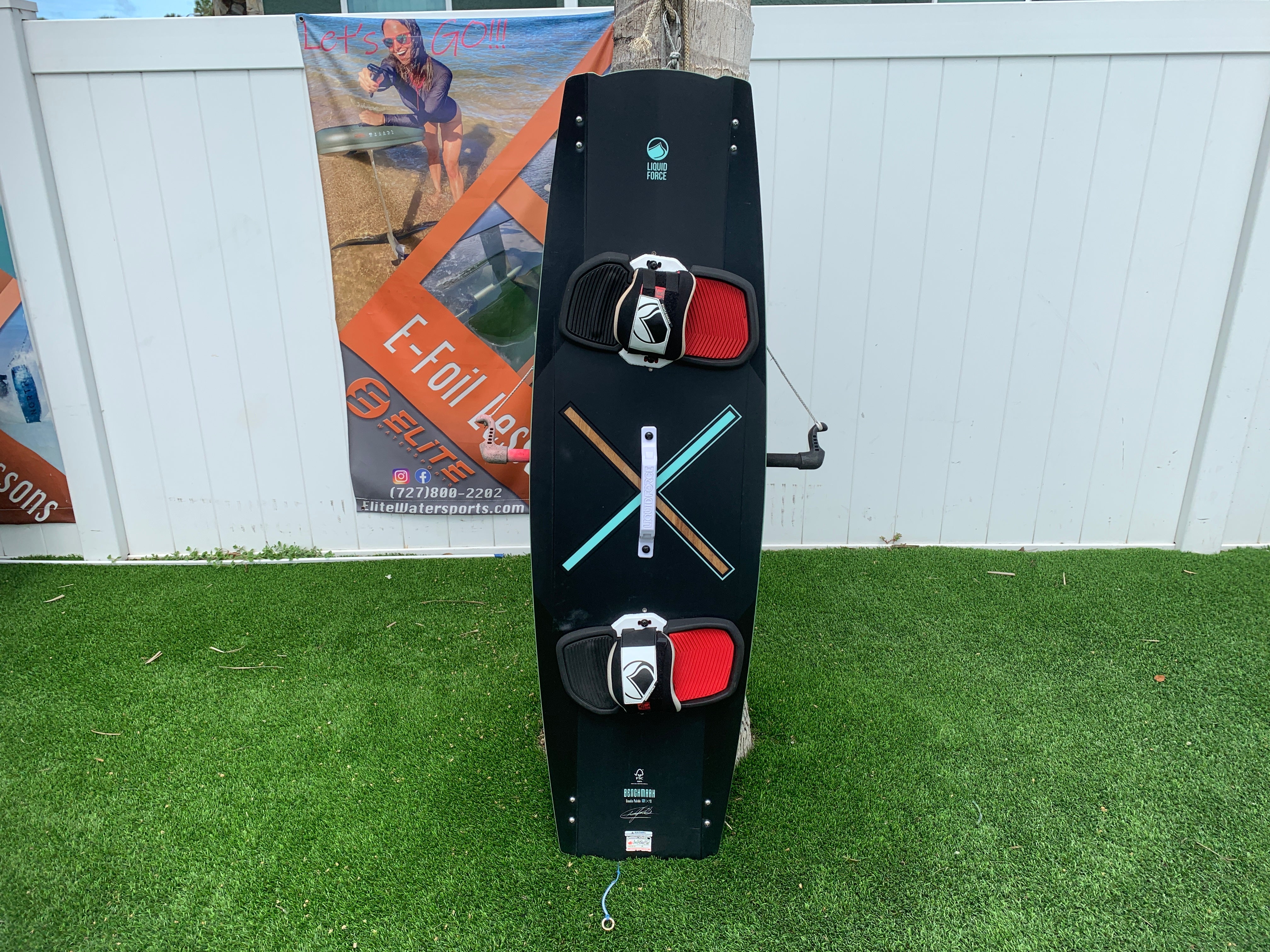 Liquid Force Benchmark 137cm Used w/Straps