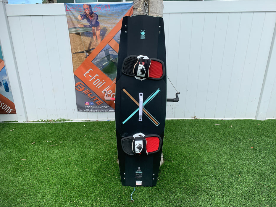 Liquid Force Benchmark 137cm Used w/Straps