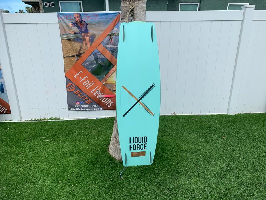 Liquid Force Benchmark 137cm Used w/Straps