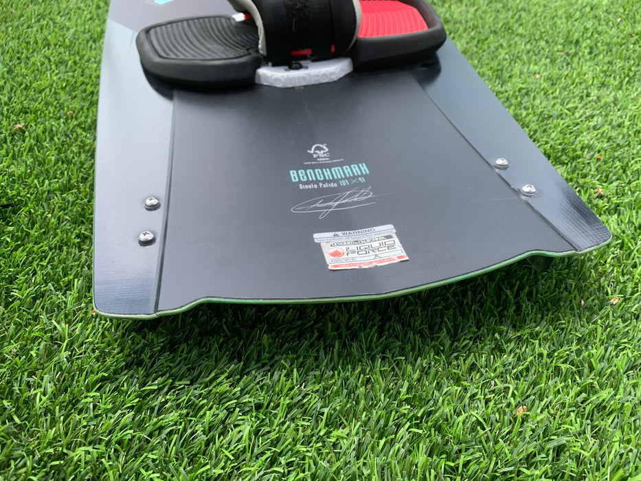 Liquid Force Benchmark 137cm Used w/Straps