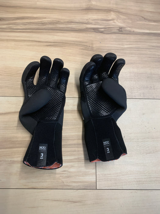 Mystic Roam 3mm Small Precurved Glove Used